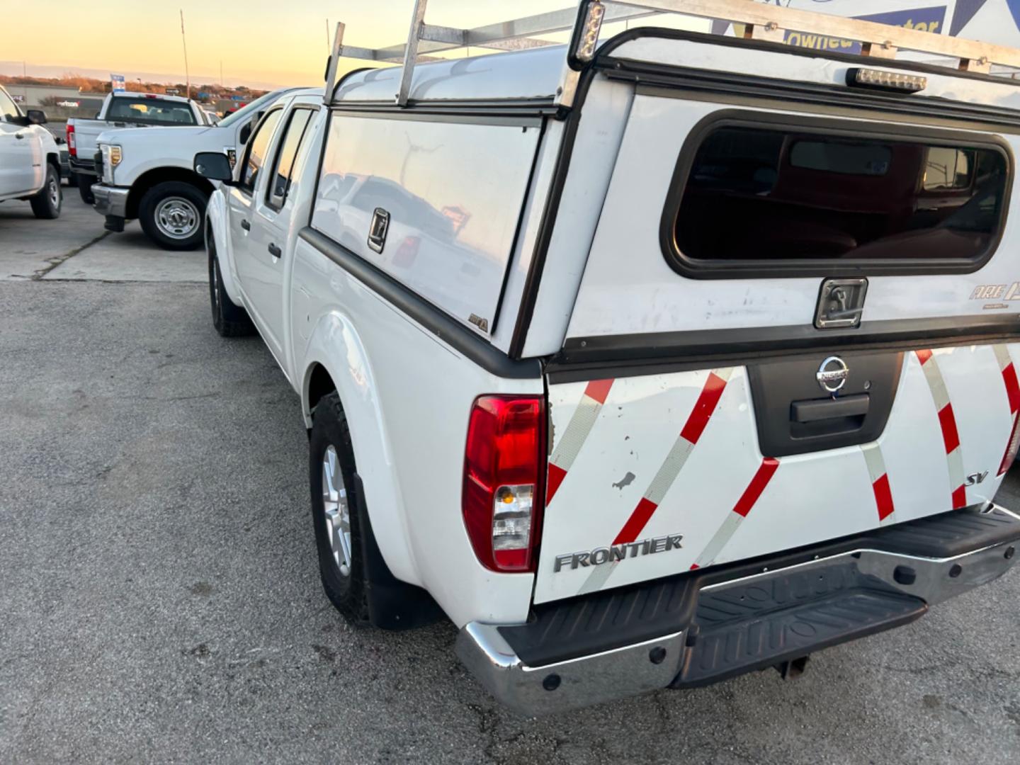 2018 White Nissan Frontier SV Crew Cab LWB 5AT 2WD (1N6AD0FR5JN) with an 4.0L V6 DOHC 24V engine, 5A transmission, located at 1687 Business 35 S, New Braunfels, TX, 78130, (830) 625-7159, 29.655487, -98.051491 - Photo#1